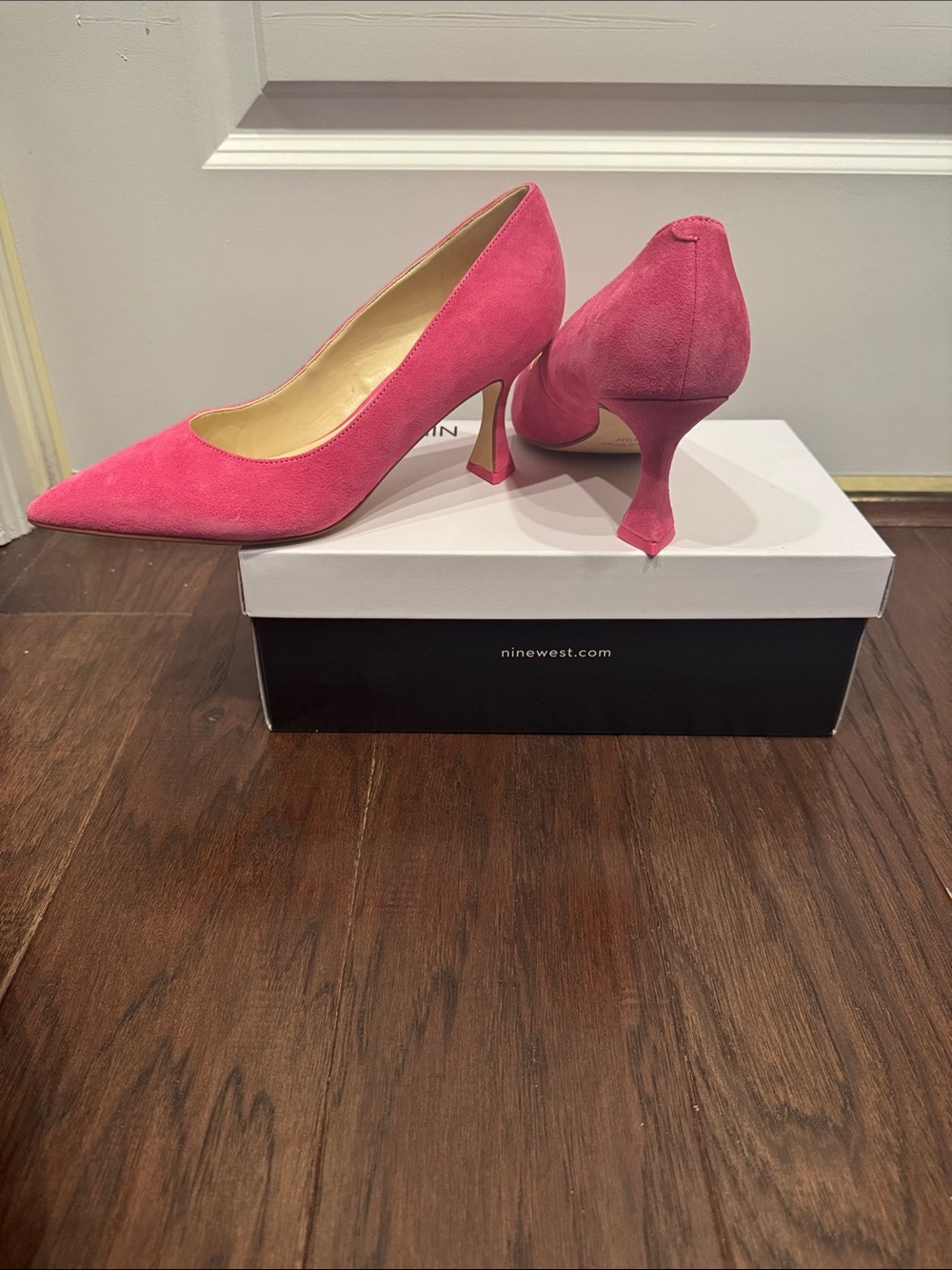 Nine West Pumps, Hot Pink Size 8 Suede Pointed-Toe - Picture 4 of 5